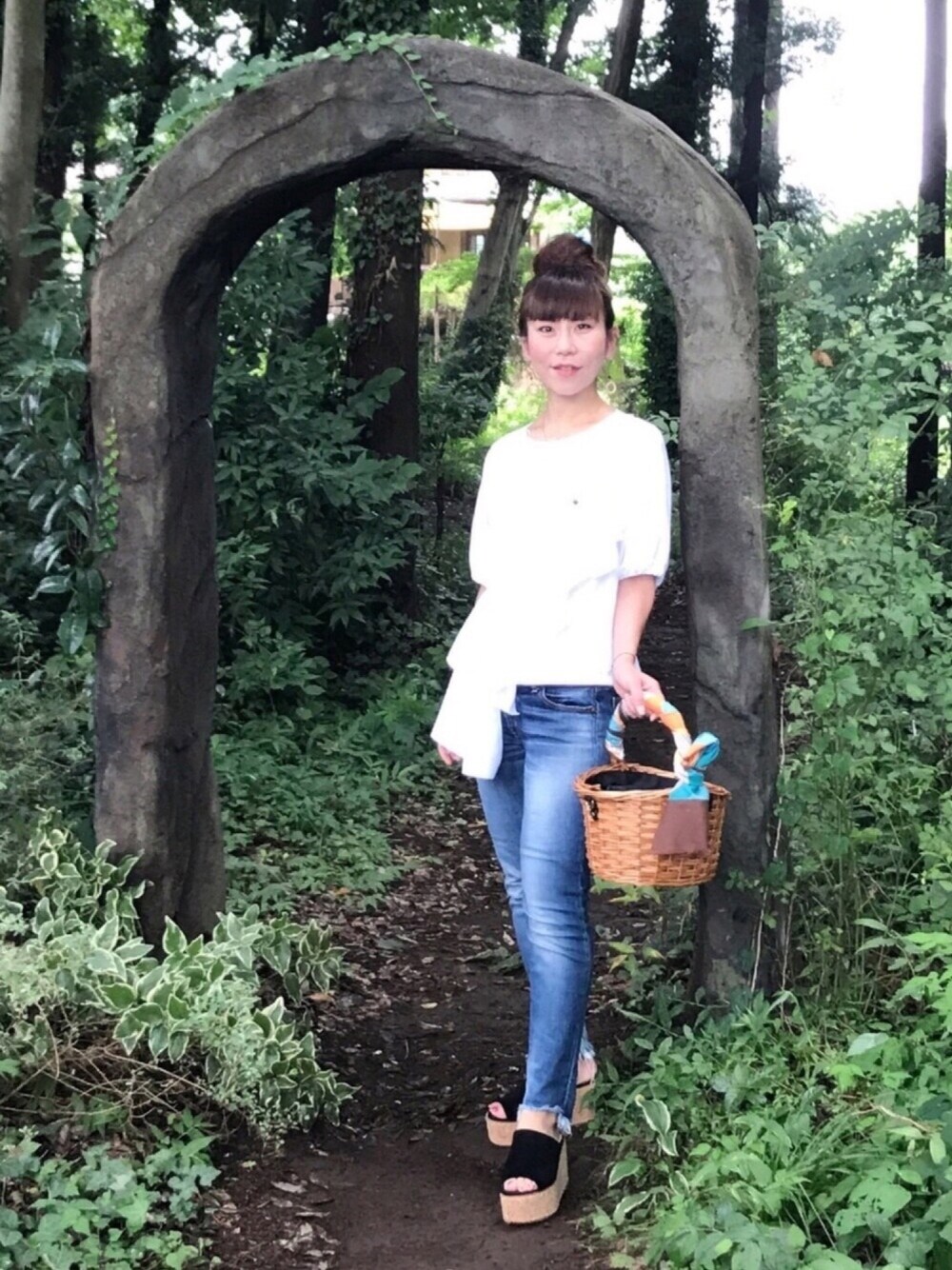 ホワイト系のTシャツ/カットソー、ブルー系のデニムパンツ、ブラック系のサンダルを着用したレディースの夏コーディネートの1枚目の写真