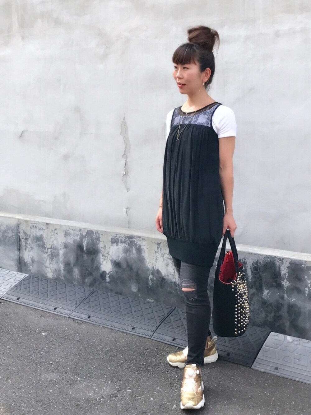 ゴールド系のスニーカー、ホワイト系のTシャツ/カットソー、ブラック系のワンピースを着用したレディースの夏コーディネートの1枚目の写真