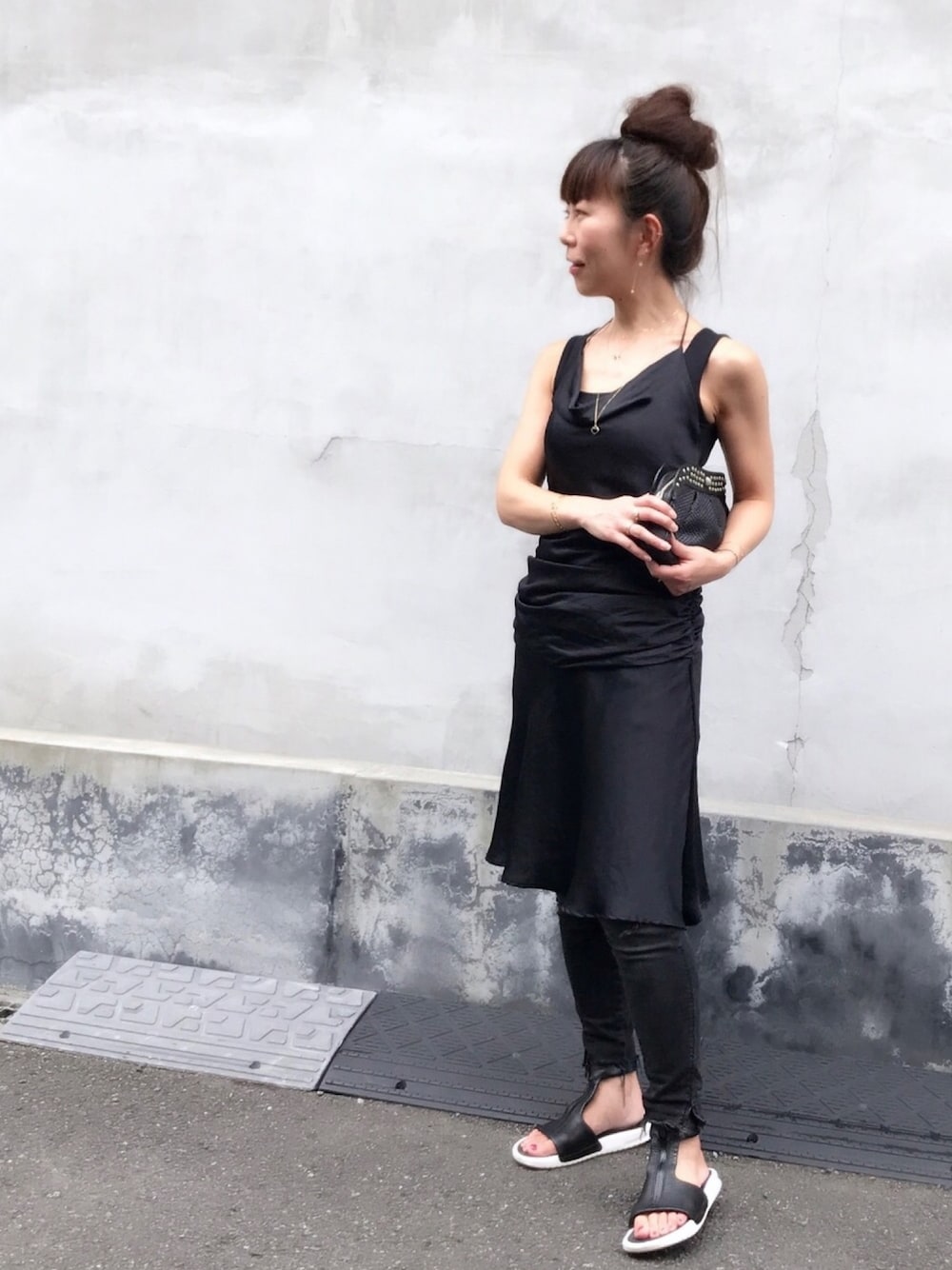 ブラック系のワンピース、ブラック系のTシャツ/カットソー、ブラック系のデニムパンツを着用したレディースの夏コーディネートの1枚目の写真