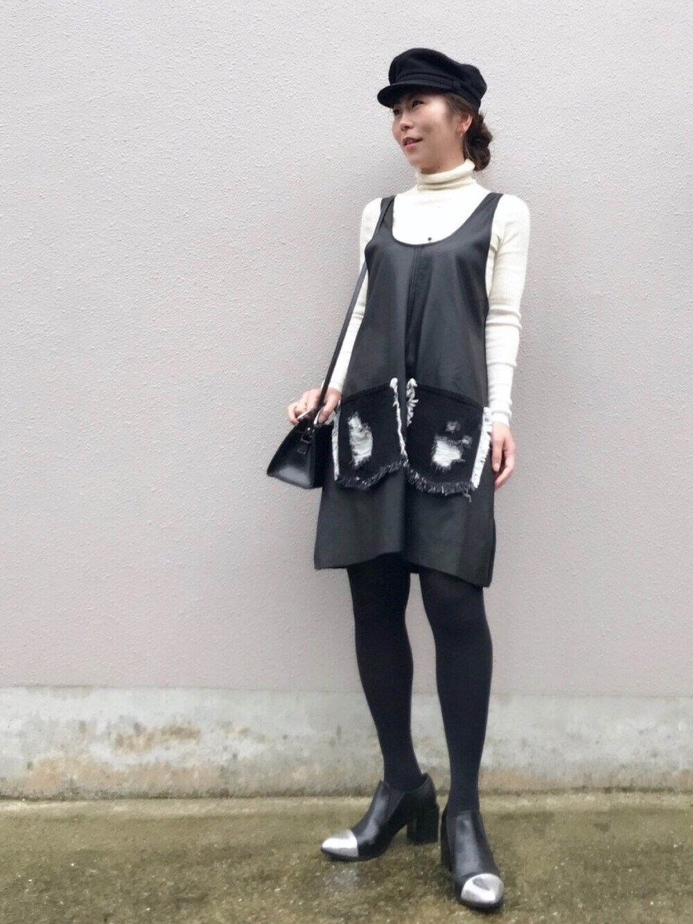「秋コーデ、タイツ、ワンピース、タートルネック、リブタートルネック、モノトーン、ZARA、雨の日コーデ、リブニット、黒」｜「ZARAのコントラストポッケ付きストラップワンピース（ワンピース、ブラック系）」を使った、acoさん（レディース・158cm）の秋コーディネートの1枚目の写真