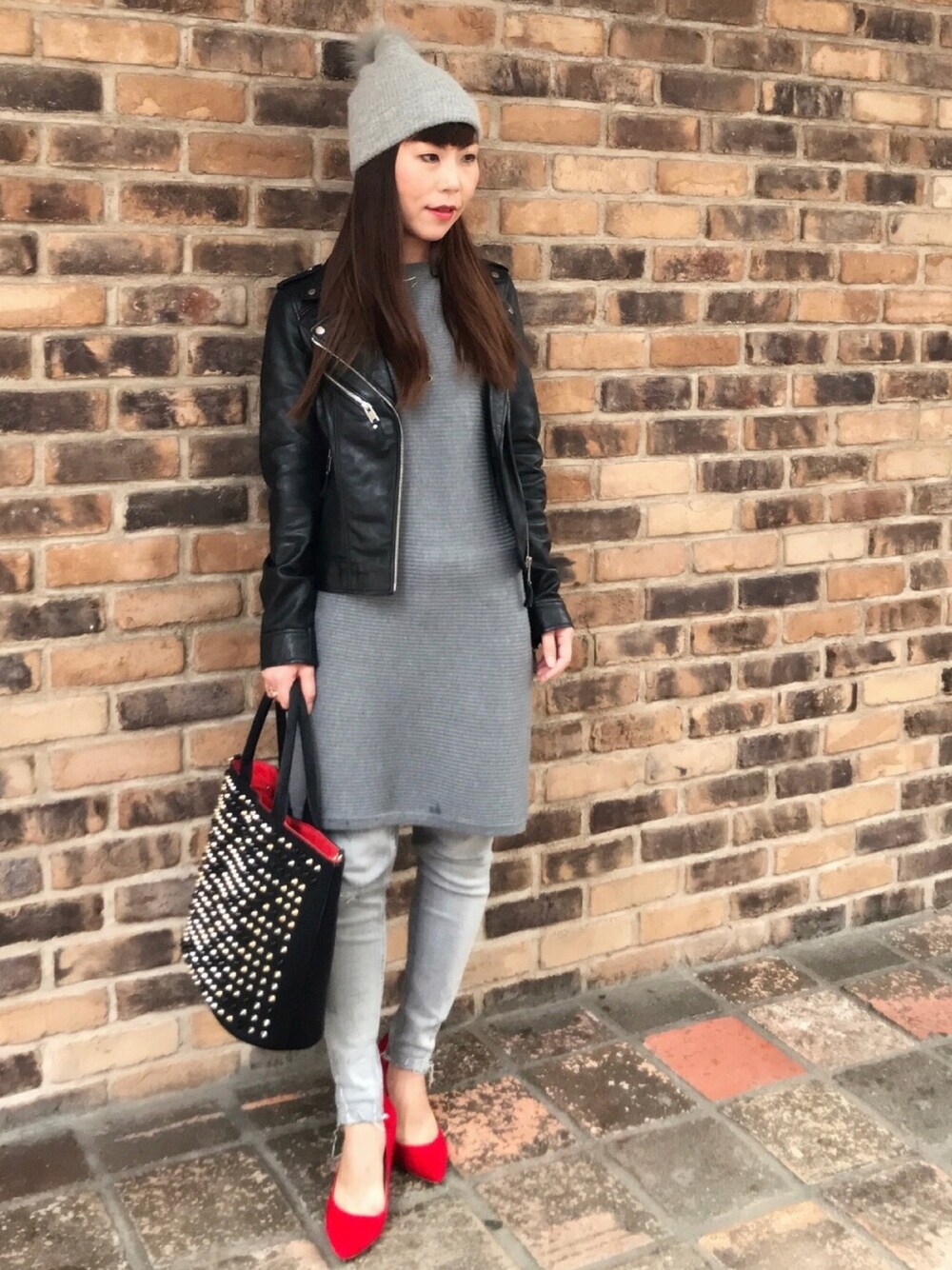「ライダース、ライダースジャケット、ZARA、ニット帽、ファー、ワンピース、パンプス、大人カジュアル、パンツスタイル、グレー」｜「ZARAのZARA ライダースジャケット Sサイズ（ライダースジャケット、ブラック系）」を使った、acoさん（レディース・158cm）の秋コーディネートの1枚目の写真