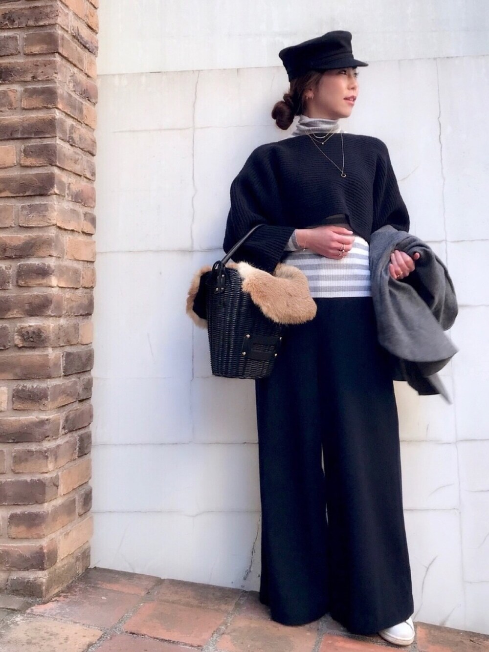 ブルー系のその他パンツ、グレー系のポンチョ、その他のニット/セーターを着用したレディースの冬コーディネートの1枚目の写真