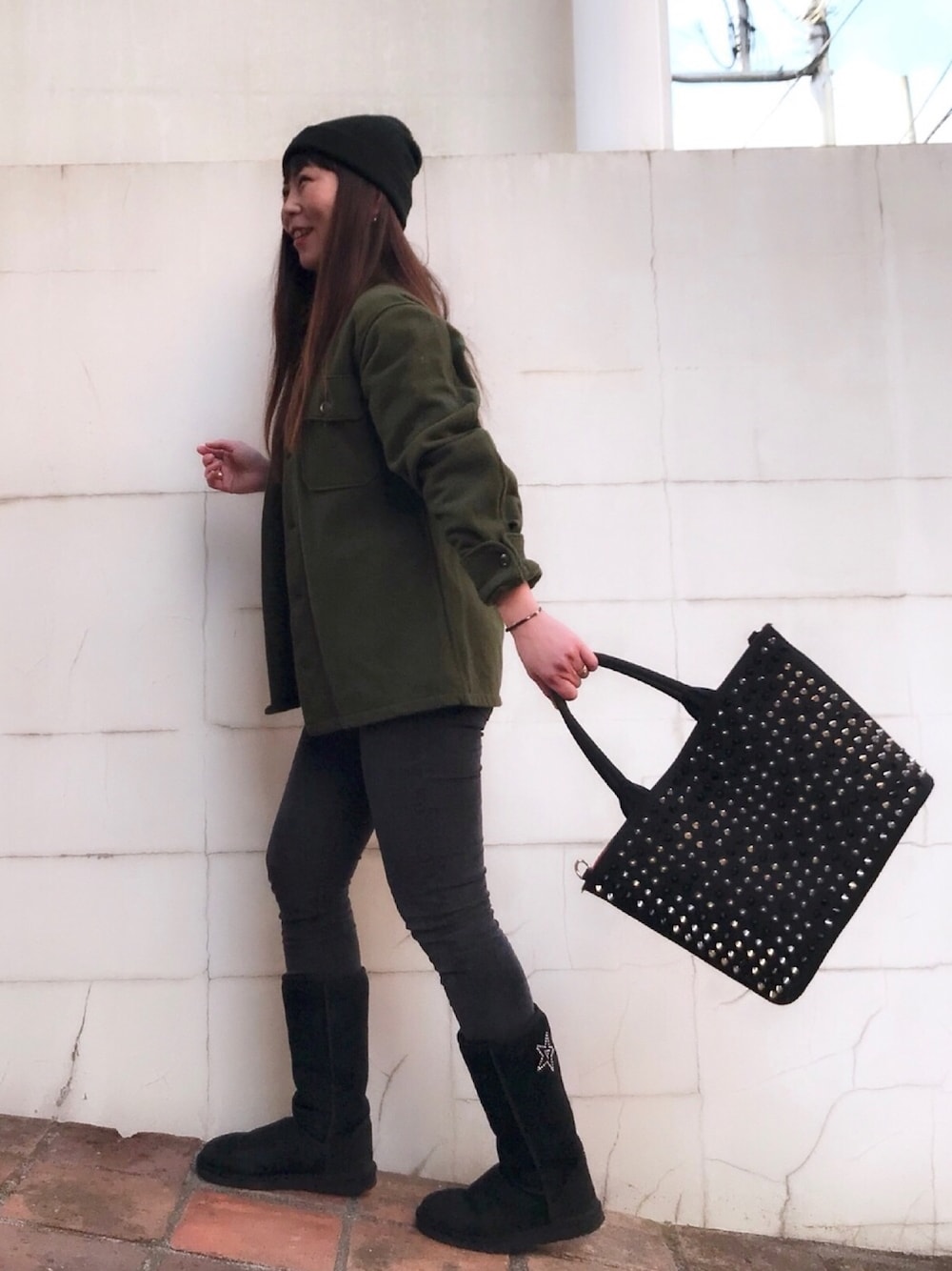 グリーン系のシャツ/ブラウス、ブラック系のトートバッグ、ブラック系のパンツを着用したレディースの冬コーディネートの1枚目の写真