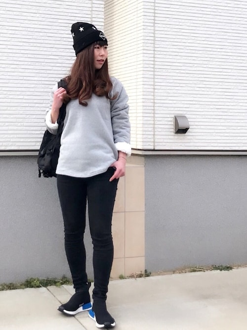 エレガント黒 スキニー コーデ スニーカー 人気のファッションスタイル