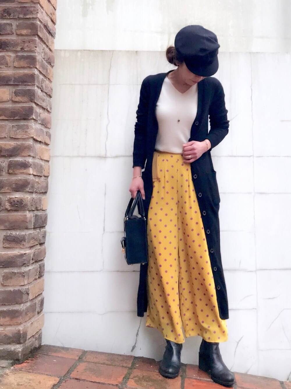 ブラック系のワンピース、オレンジ系のその他パンツ、ブラック系のショルダーバッグを着用したレディースの冬コーディネートの1枚目の写真