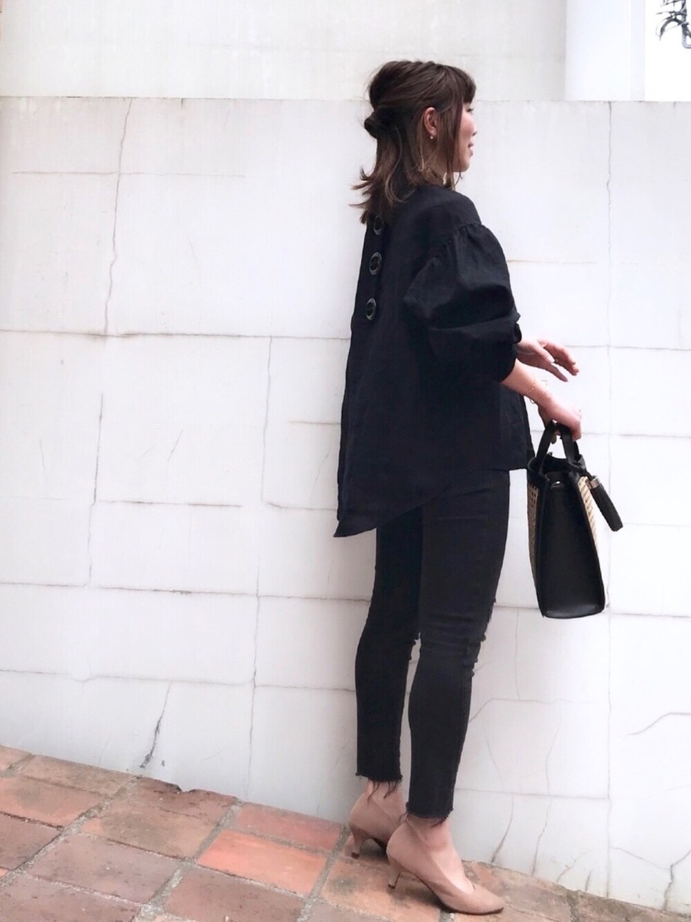 「リネンシャツ、ブラックコーデ、黒スキニー、大人カジュアル、ボリューム袖、ZARA、ドロップショルダー、バンブーバック、パンツスタイル、黒コーデ」｜「ZARAのリネンボリュームトップス（シャツ/ブラウス、ブラック系）」を使った、acoさん（レディース・158cm）の春コーディネートの1枚目の写真