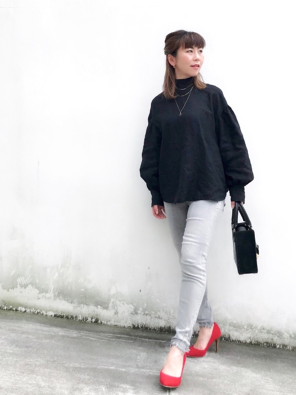 ブラック系のシャツ/ブラウス、グレー系のデニムパンツ、ブラック系のショルダーバッグを着用したレディースの春コーディネートの1枚目の写真