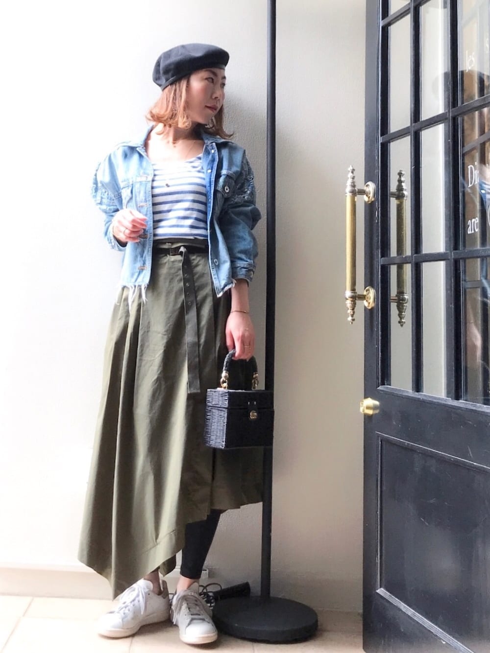 ブルー系のデニムジャケット、グリーン系のスカート、ホワイト系のTシャツ/カットソーを着用したレディースの夏コーディネートの1枚目の写真