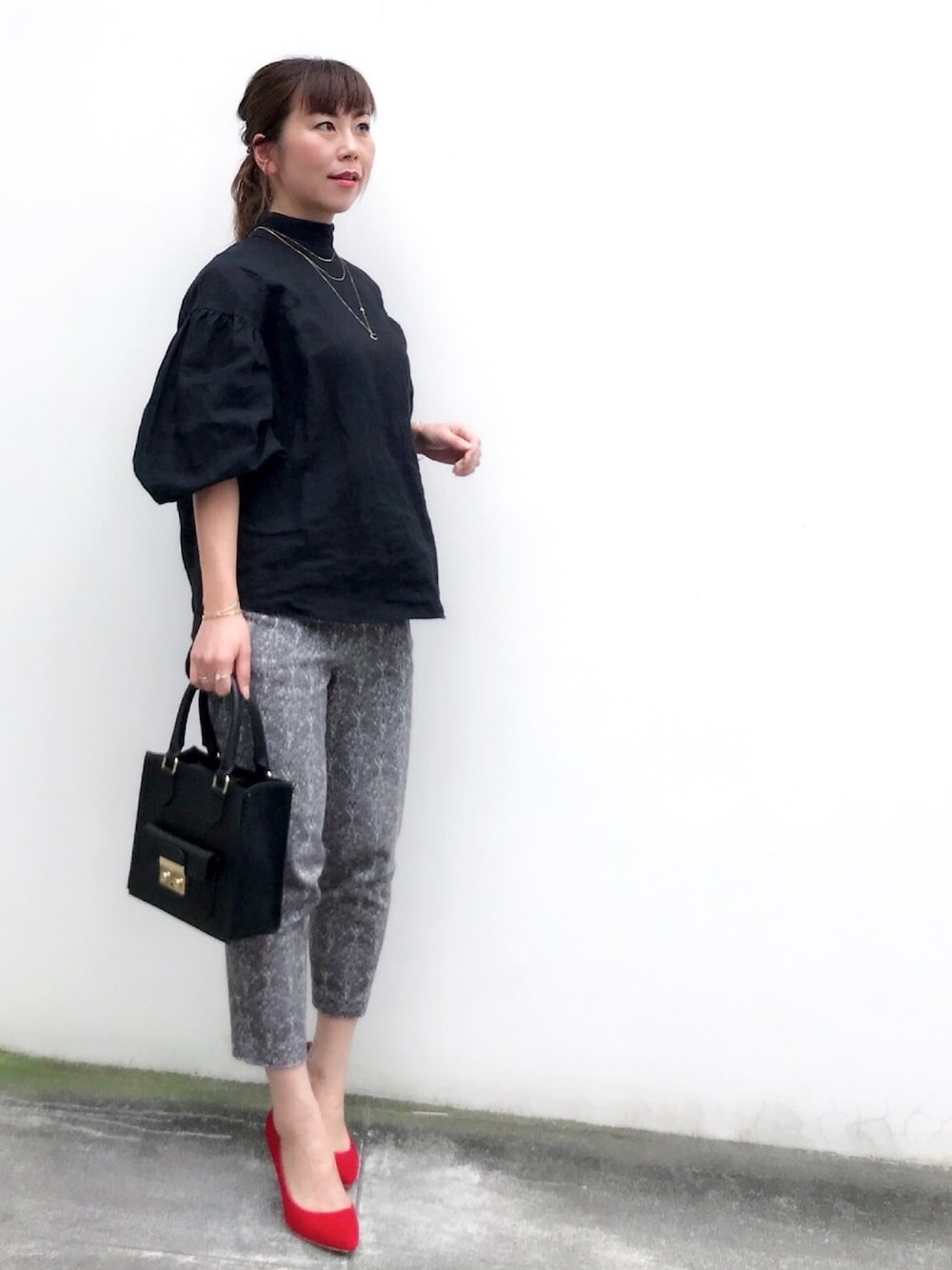 ブラック系のシャツ/ブラウス、ブラック系のその他パンツ、ブラック系のショルダーバッグを着用したレディースの秋コーディネートの1枚目の写真