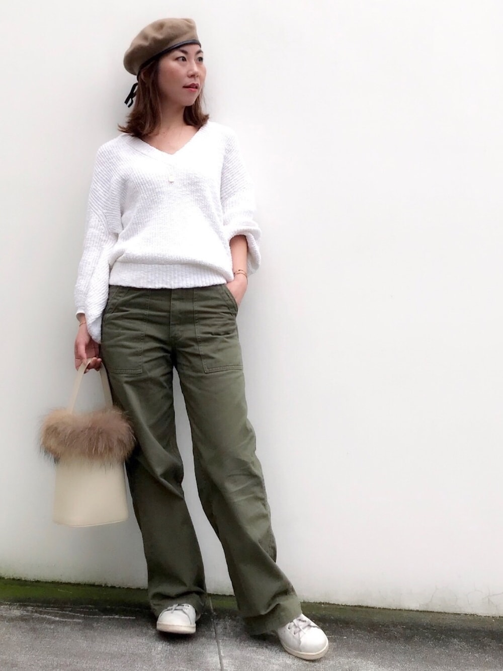 ホワイト系のニット/セーター、グリーン系のその他パンツ、ホワイト系のショルダーバッグを着用したレディースの秋コーディネートの1枚目の写真