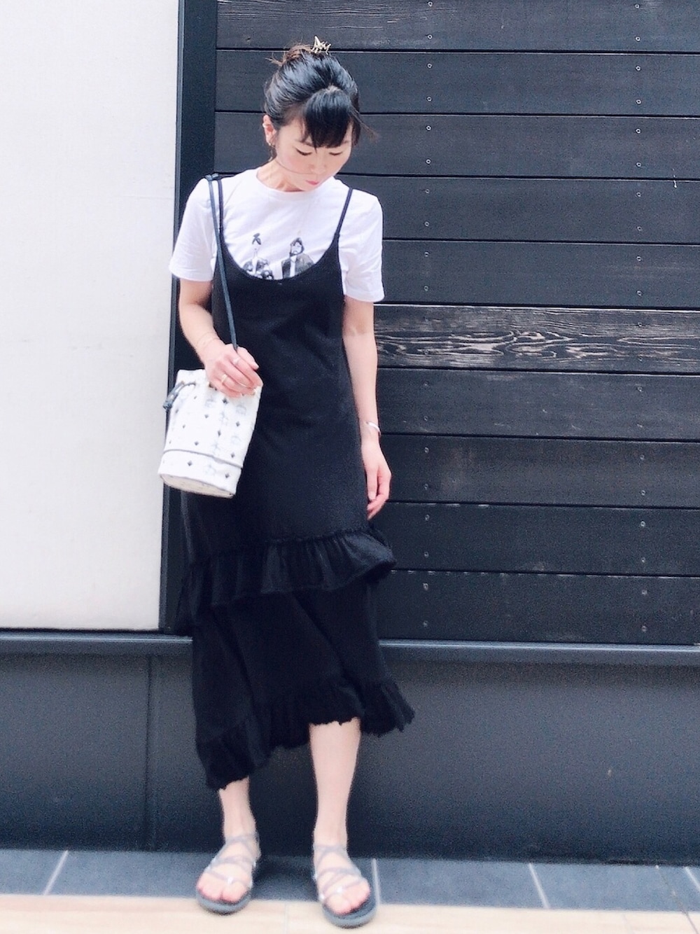 ホワイト系のTシャツ/カットソー、ブラック系のワンピース、ホワイト系のバッグを着用したレディースの夏コーディネートの1枚目の写真