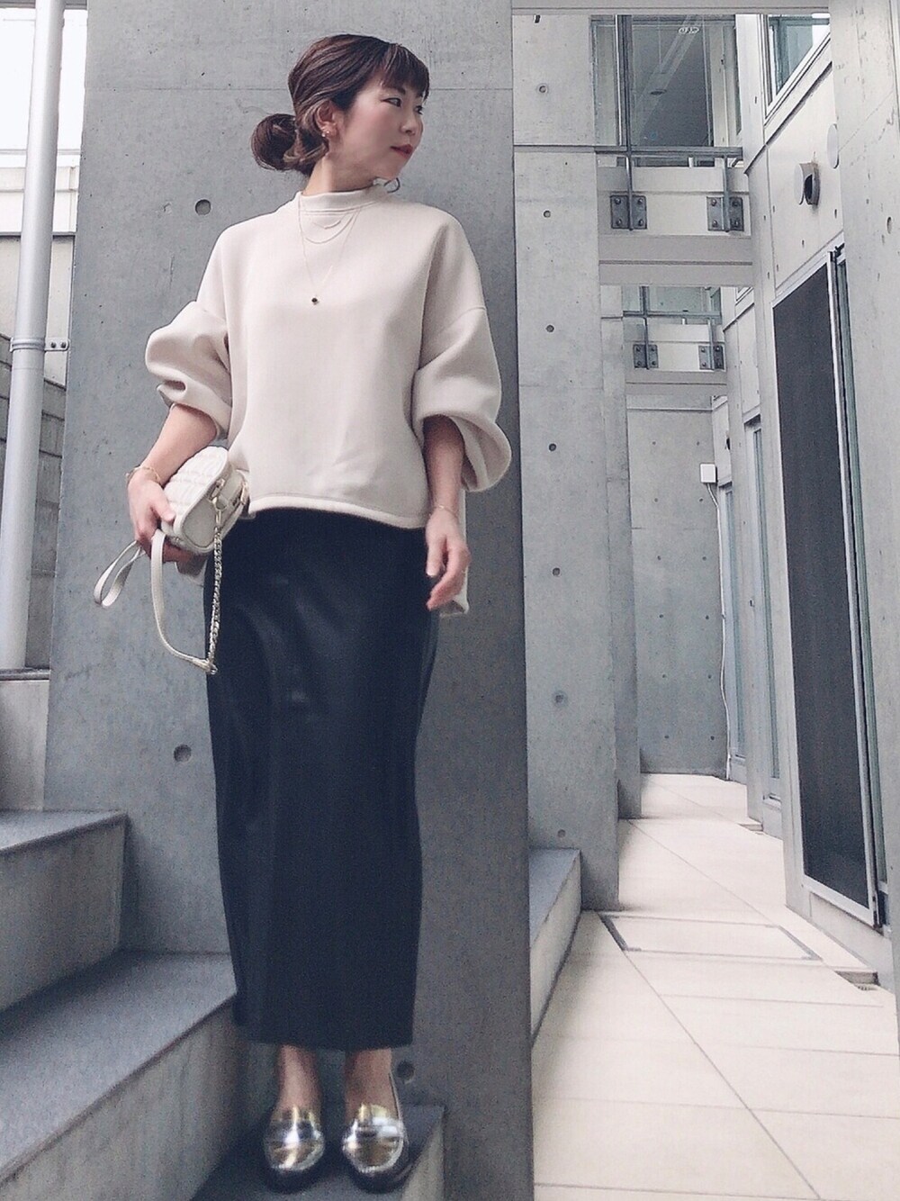 「スウェット、レザースカート、ボリューム袖、大人カジュアル、秋コーデ、ローファー、ZARA、オトナ女子、ショルダーバッグ、スカート」｜「UNITED TOKYOのフラットシーママルチプルオーバー（スウェット、ホワイト系）」を使った、acoさん（レディース・158cm）の秋コーディネートの1枚目の写真