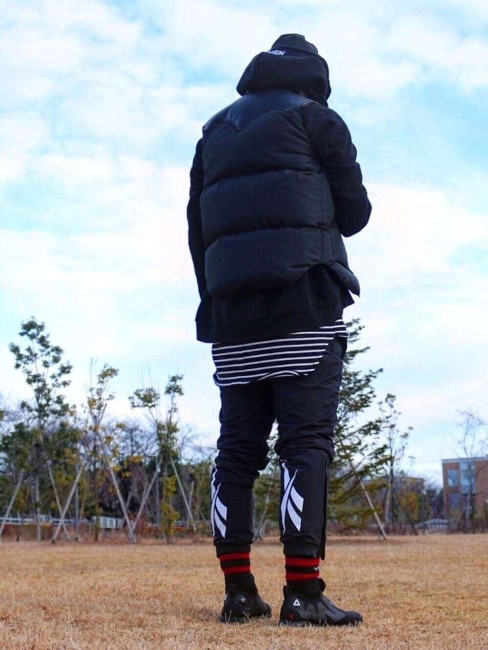 「Reebokclassic、reebok、PUMP FURY、INSTA PUMP FURY、pump supreme、vetements、Rocky Mountain Featherbed」｜「VETEMENTSのアイテム（パーカー、ブラック系）」を使った、R.Hさん（メンズ・186cm）の冬コーディネートの1枚目の写真