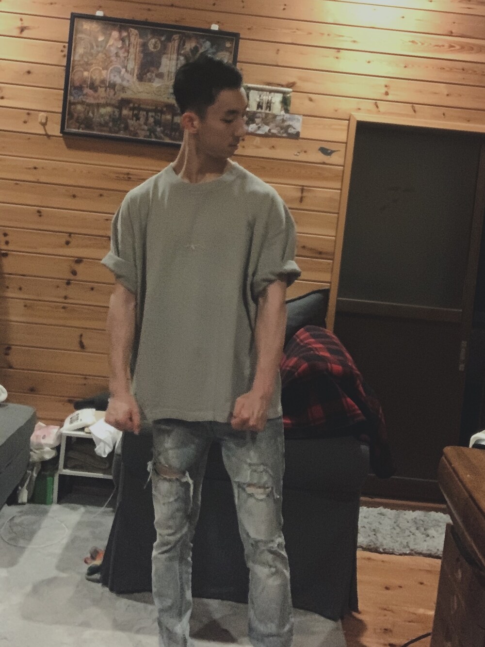 ベージュ系のTシャツ/カットソー、ブルー系のデニムパンツを着用したメンズの春コーディネートの1枚目の写真