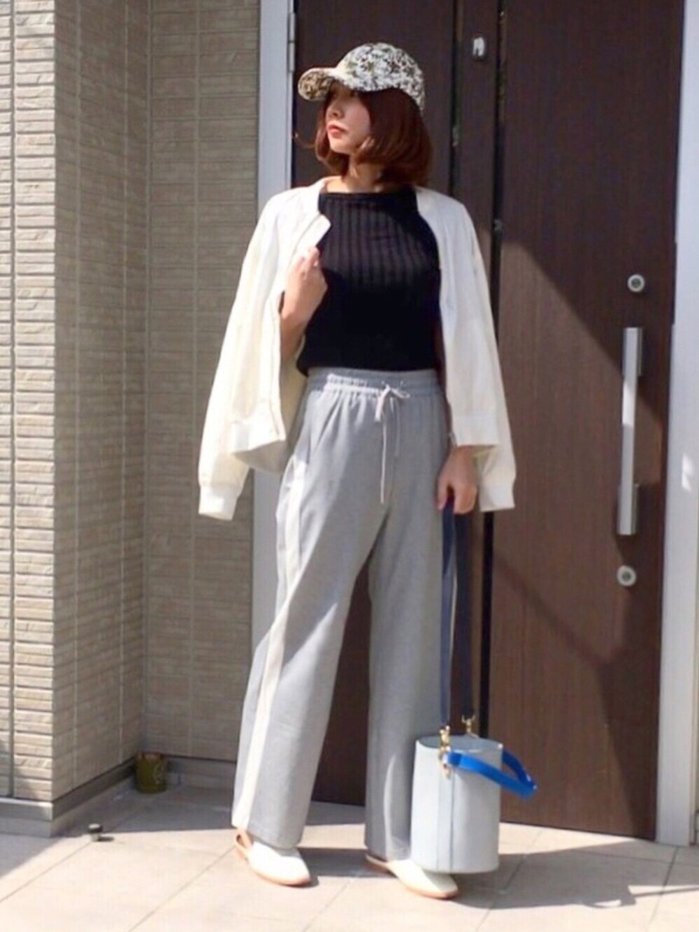 「ママコーディネート、GU、GUMANIA、KOBE LETTUCE、バブーシュ、バケツバッグ、ワイドパンツ、ビッグシルエット、リブオフショルダーセーター、スプリングSENSEOFPLACE」｜「GUのアイテム（その他シューズ、ホワイト系）」を使った、ともぞうでらっくすさん（レディース・167cm）の春コーディネートの1枚目の写真
