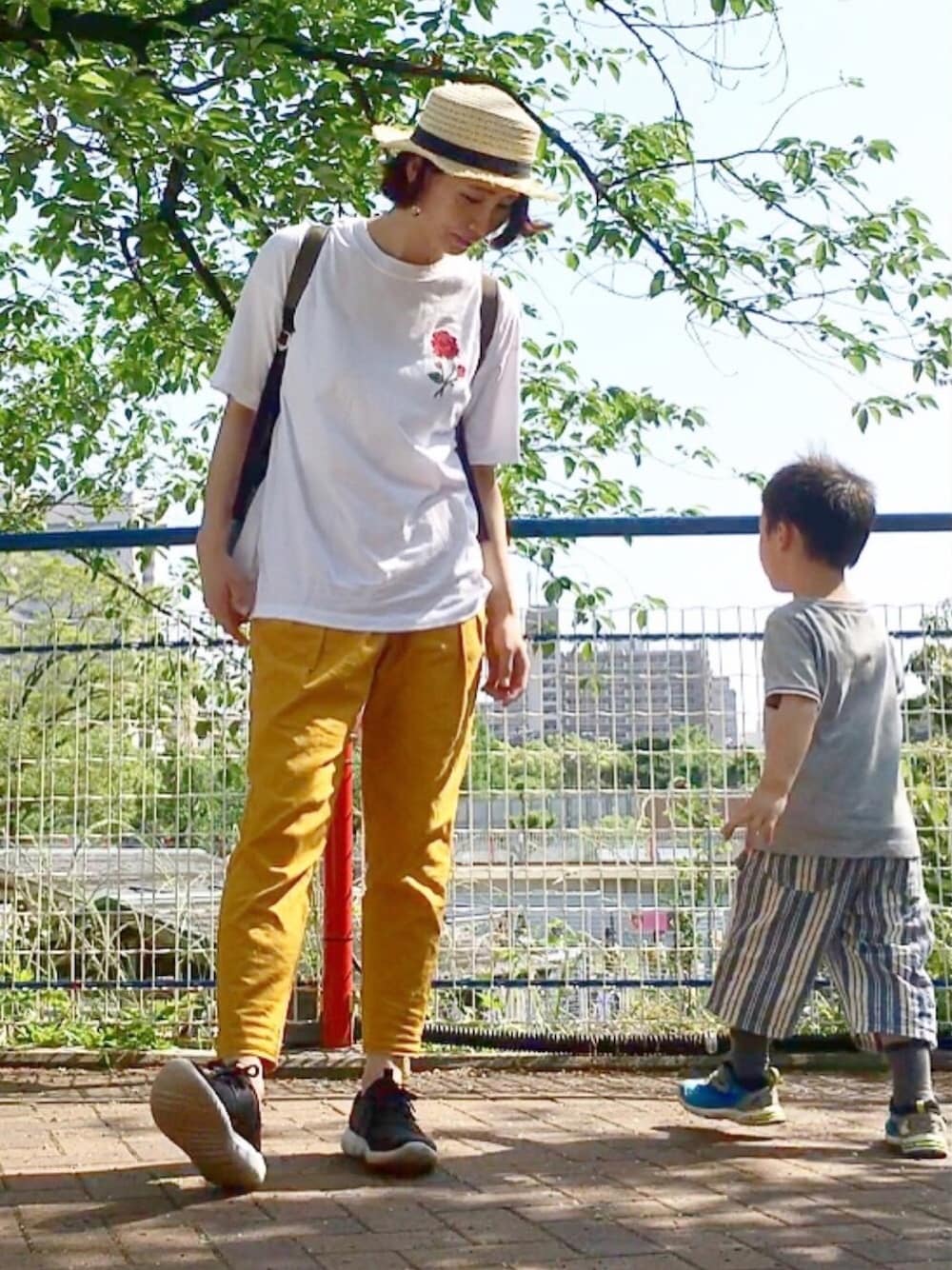 「GU、GUMANIA、3coins、カンカン帽、リネンブレンド、エンブロイダリー、刺繍、イエロー」｜「3coinsのアイテム（帽子、ベージュ系）」を使った、ともぞうでらっくすさん（レディース・167cm）の春コーディネートの1枚目の写真
