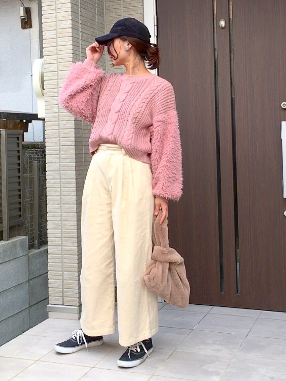 「袖ファー、ピンク、GU、コーデュロイワイドパンツ、3coins、ファーバッグ、コーデュロイキャップ、GUMANIA」｜「3coinsのアイテム（キャップ、ブラック系）」を使った、ともぞうでらっくすさん（レディース・167cm）の秋コーディネートの1枚目の写真