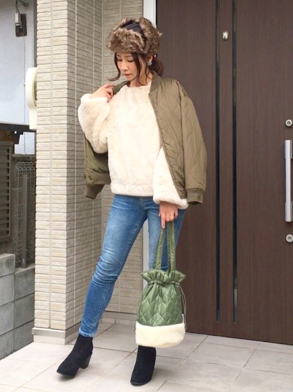 「GUMANIA、GU、ママコーデ、キルティング、リバーシブルブルゾン、フェイクファー、パイロットキャップ、ボア、キルティングジャケット」｜「3coinsのアイテム（帽子、ブラック系）」を使った、ともぞうでらっくすさん（レディース・167cm）の秋コーディネートの1枚目の写真