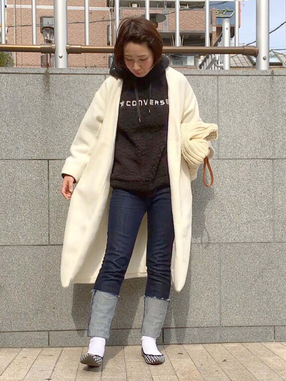 「converse、ボアパーカー、earth music&ecology、ノーカラーコート、ロールアップ、ギンガムチェック、GUMANIA、gu神mania、ニットクラッチ」｜「Availのアイテム（パーカー、ブラック系）」を使った、ともぞうでらっくすさん（レディース・167cm）の冬コーディネートの1枚目の写真
