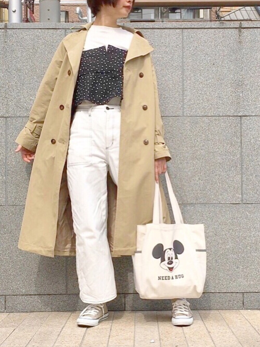 「GU、GUMANIA、トレンチコート、ベージュコンバース、雑誌付録、ドット、converse」｜「GUのアイテム（Tシャツ/カットソー、ブラック系）」を使った、ともぞうでらっくすさん（レディース・167cm）の春コーディネートの1枚目の写真