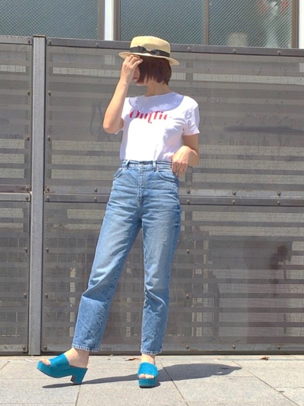「シンプルコーデ、GUMANIA、gu神mania、GU、ロゴT、神デニム、カンカン帽」｜「Bershkaのアイテム（Tシャツ/カットソー、ホワイト系）」を使った、ともぞうでらっくすさん（レディース・167cm）の春コーディネートの1枚目の写真