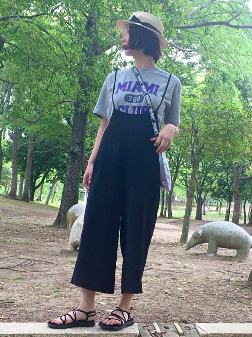 「サロペット、ロゴT、teva、サンダル、カンカン帽、GUMANIA、GU、スポーツサンダル」｜「3coinsのアイテム（帽子、ベージュ系）」を使った、ともぞうでらっくすさん（レディース・167cm）の春コーディネートの1枚目の写真