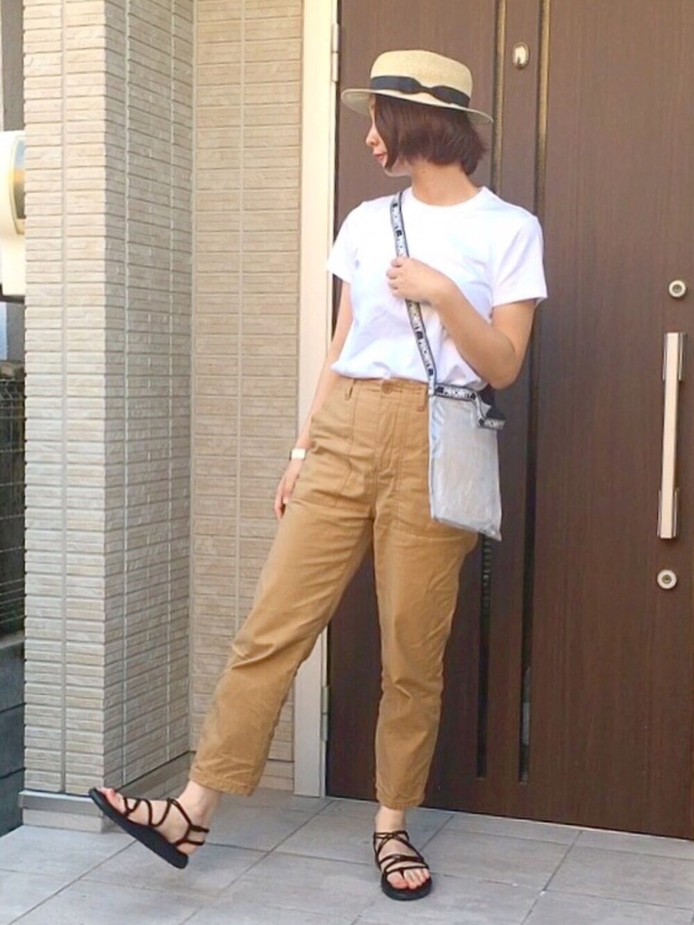 「teva、UNIQLOU、ビニールバック、カンカン帽、ハイウエスト、ベイカーテーパードパンツ、GUMANIA、スポーツサンダル」｜「3coinsのアイテム（帽子、ベージュ系）」を使った、ともぞうでらっくすさん（レディース・167cm）の春コーディネートの1枚目の写真