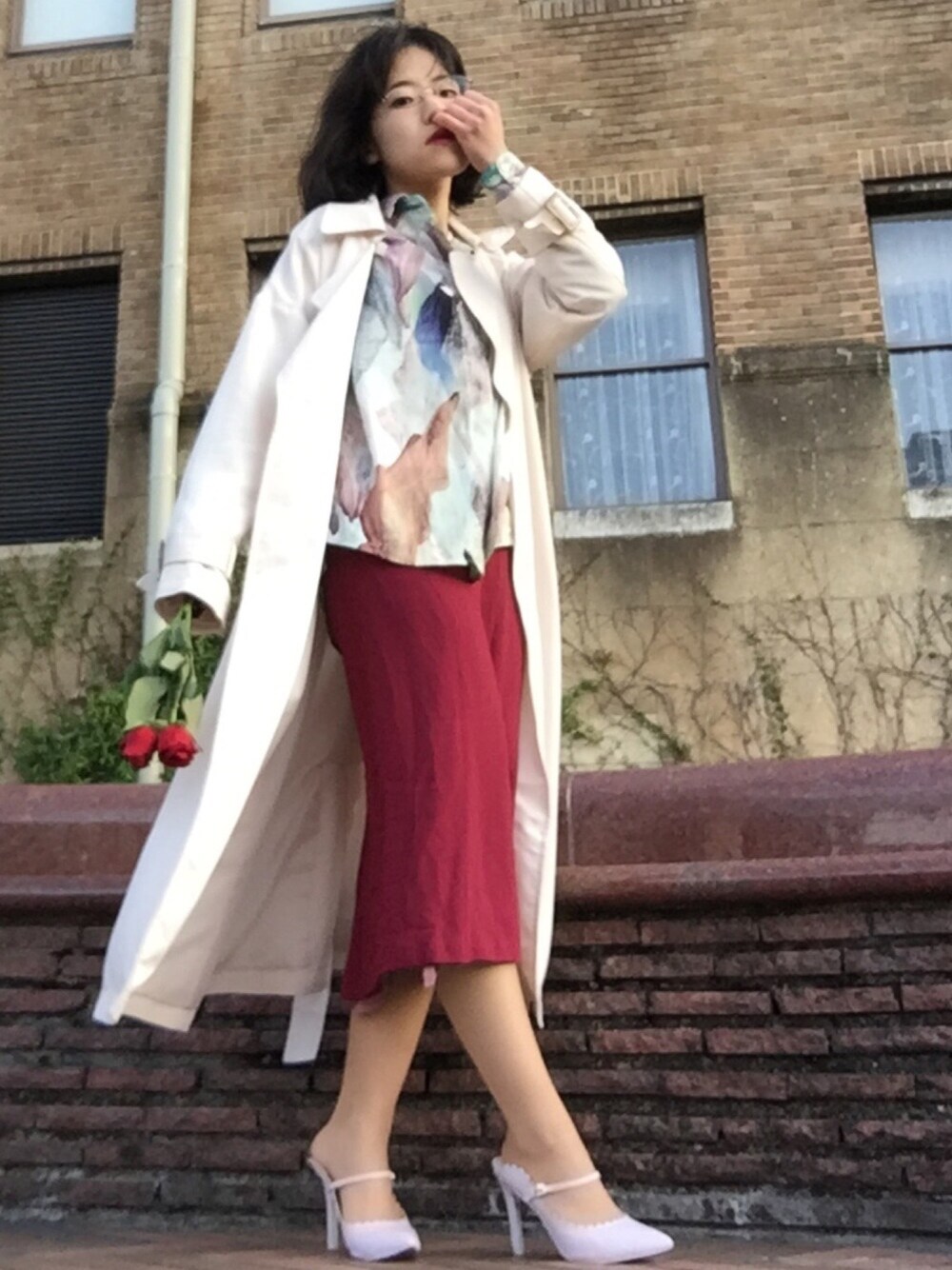 その他のシャツ/ブラウス、レッド系のスカート、ピンク系のパンプスを着用したレディースの春コーディネートの1枚目の写真