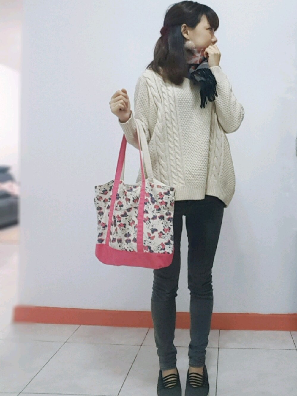 ベージュ系のニット/セーター、ベージュ系のショルダーバッグ、グレー系のデニムパンツを着用したレディースの冬コーディネートの1枚目の写真