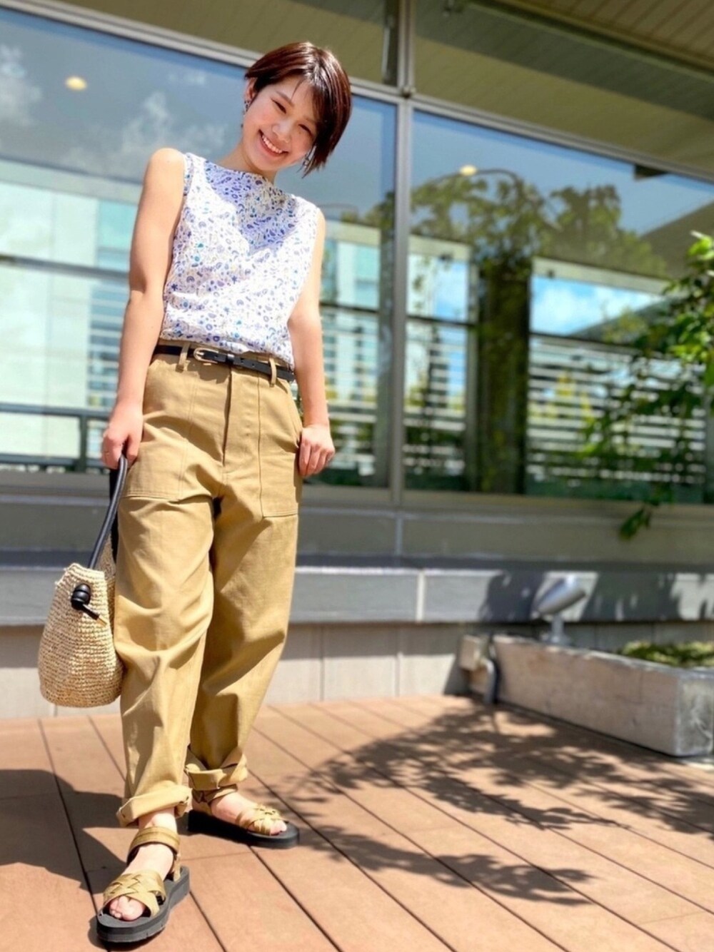 ブルー系のTシャツ/カットソー、ベージュ系のその他パンツ、ベージュ系のかごバッグを着用したレディースの夏コーディネートの1枚目の写真