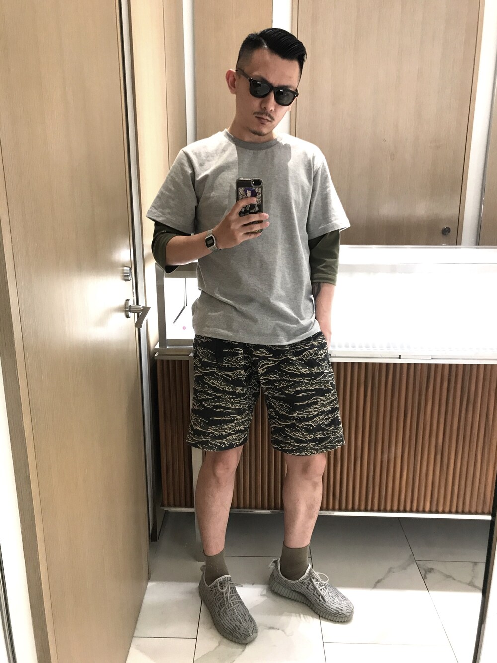 「MADNESSのアイテム（Tシャツ/カットソー、グレー系）」を使った、的确良先生さん（メンズ・176cm）の秋コーディネートの1枚目の写真
