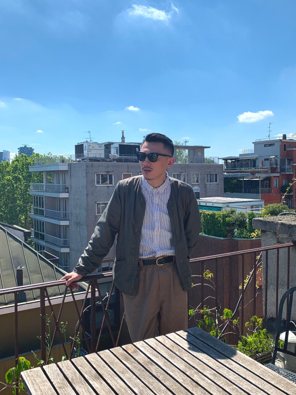 「ITALY」｜「VISVIMのアイテム（ミリタリージャケット、グリーン系）」を使った、的确良先生さん（メンズ・176cm）の春コーディネートの1枚目の写真