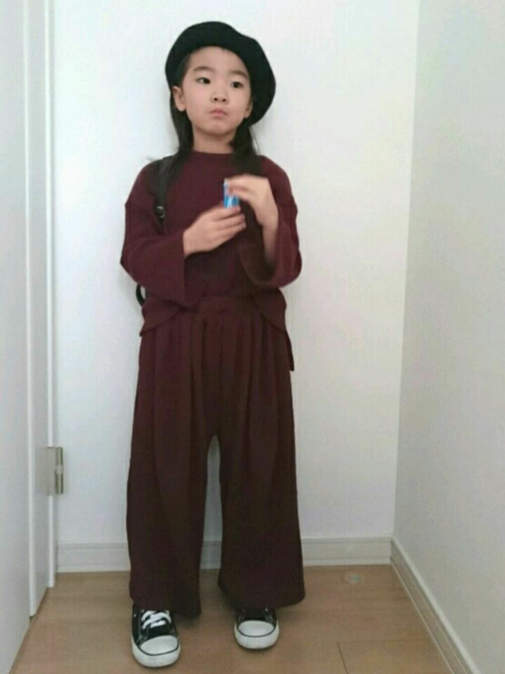 「kids、キッズコーデ、キッズファッション、ベレー帽、セットアップ、フレア、リュック、女の子、converse、GU」｜「CONVERSEのキッズ converse コンバース CHILD ALL STAR RZ HI チャイルド オールスター RZ ハイ BLACK（スニーカー、ブラック系）」を使った、erimomoさん（キッズ・110cm）の冬コーディネートの1枚目の写真
