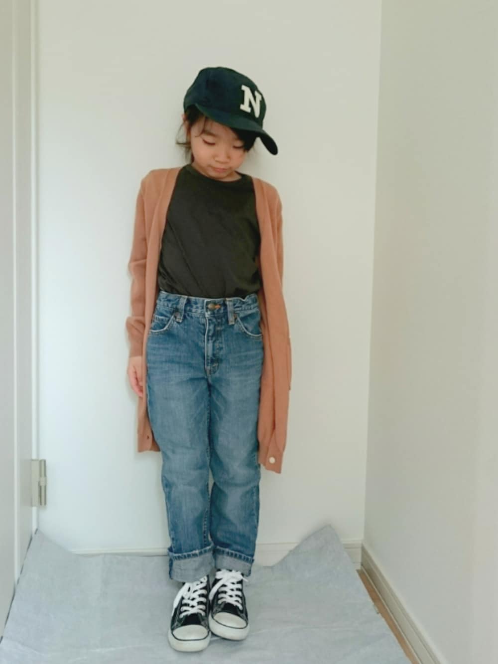 「ロングカーディガン、キャップ、無印良品、デニム、コンバース、kids、キッズコーデ」｜「CONVERSEのキッズ converse コンバース CHILD ALL STAR RZ HI チャイルド オールスター RZ ハイ BLACK（スニーカー、ブラック系）」を使った、erimomoさん（キッズ・110cm）の春コーディネートの1枚目の写真