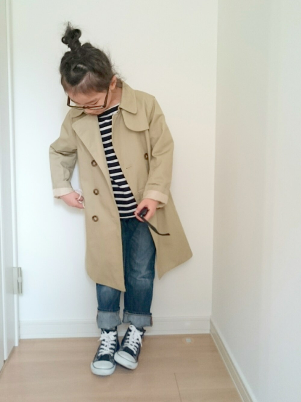 「トレンチコート、kids、キッズコーデ、ボーダー、デニム、ジーンズ、コンバース、converse、だんご」｜「GUのアイテム（トレンチコート、ベージュ系）」を使った、erimomoさん（キッズ・110cm）の春コーディネートの1枚目の写真