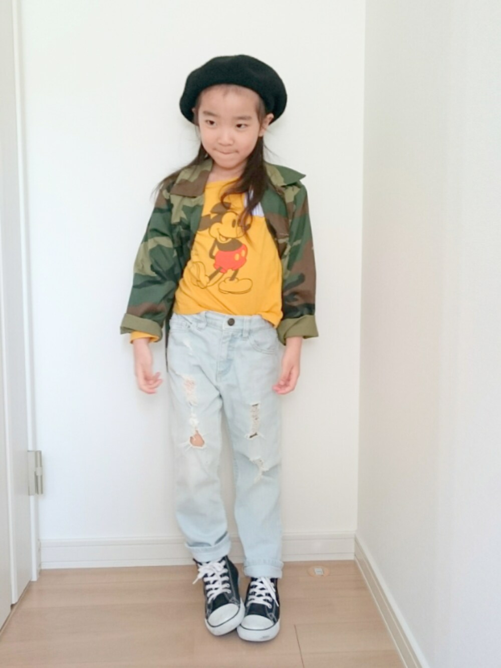 「ベルイエロー、kids、キッズコーデ、ベレー帽、カモフラ、迷彩、デニム、クラッシュデニム、コンバース、converse」｜「CONVERSEのキッズ converse コンバース CHILD ALL STAR RZ HI チャイルド オールスター RZ ハイ BLACK（スニーカー、ブラック系）」を使った、erimomoさん（キッズ・110cm）の春コーディネートの1枚目の写真