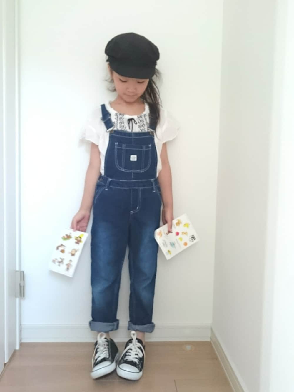 「キャスケット、kids、キッズコーデ、オーバーオール、サロペット、ブランシェス、スニーカー、コンバース」｜「BRANSHESの刺繍入りブラウス（シャツ/ブラウス、ホワイト系）」を使った、erimomoさん（キッズ・120cm）の春コーディネートの1枚目の写真