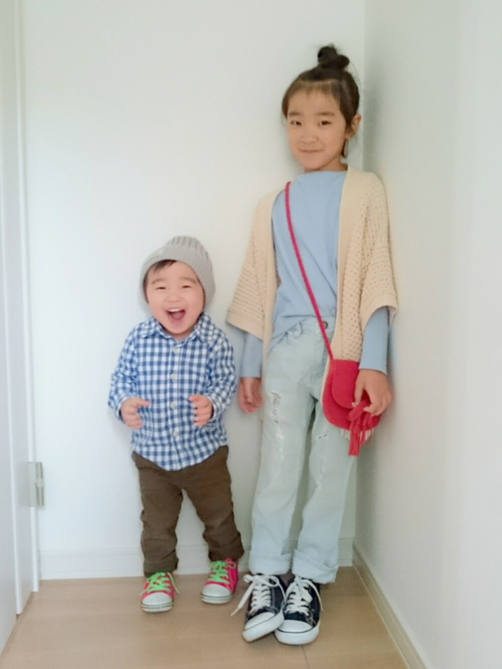 「ドラフトギャップ、kids、キッズコーデ、リンクコーデ、きょうだい、ニット帽、チェックシャツ、コンバース、ロールアップ、GAP」｜「CIAOPANIC TYPYのランダムワッフルボートネックプルオーバー（Tシャツ/カットソー、ブルー系）」を使った、erimomoさん（キッズ・120cm）の夏コーディネートの1枚目の写真