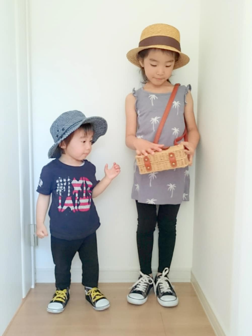「ドラフトギャップ、kids、キッズコーデ、きょうだい、カンカン帽、ヤシノキ、ブラックスキニー、かごバッグ、コンバース」｜「CONVERSEのCONVERSE コンバース CHILD_ALL_STAR_RZ_OX  32513701(15-21) BLACK（スニーカー、ブラック系）」を使った、erimomoさん（キッズ・120cm）の夏コーディネートの1枚目の写真