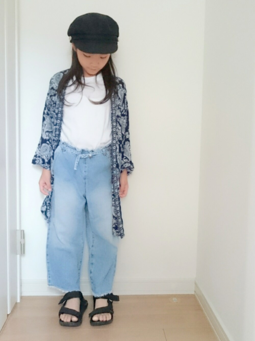 「白Tシャツ、kids、キッズコーデ、キャスケット、ガウン、チャオパニックティピー(CIAOPANIC TYPY)、裾フリンジ、デニム、スポーツサンダル」｜「coenの【coen キッズ】カラースポーツサンダル（サンダル、ブラック系）」を使った、erimomoさん（キッズ・120cm）の夏コーディネートの1枚目の写真