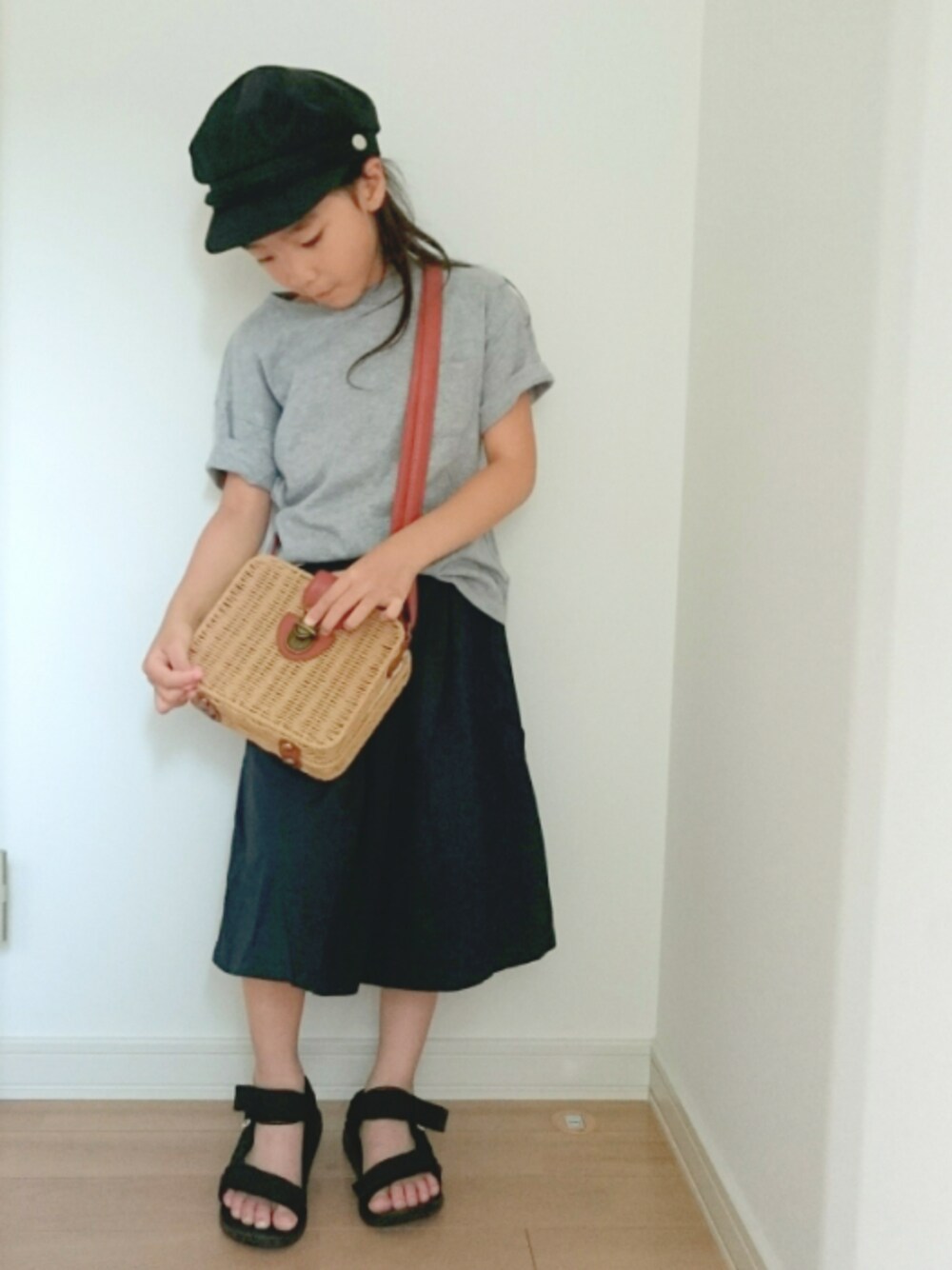「kids、キッズコーデ、キャスケット、かごバッグ、シンプル、グレー、スカート、スポーツサンダル」｜「coenの【coen キッズ】カラースポーツサンダル（サンダル、ブラック系）」を使った、erimomoさん（キッズ・120cm）の夏コーディネートの1枚目の写真