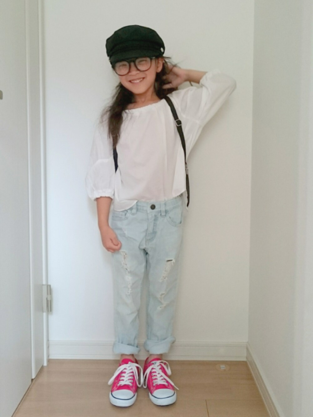 「ダメージデニムパンツ、丸メガネ、kids、キッズコーデ、シンプルコーデ、おんなのこ、キャスケット、コンバース」｜「CONVERSEのCONVERSE コンバース CHILD_ALL_STAR_RZ_OX  32513702(15-21) RED（スニーカー、レッド系）」を使った、erimomoさん（キッズ・120cm）の夏コーディネートの1枚目の写真