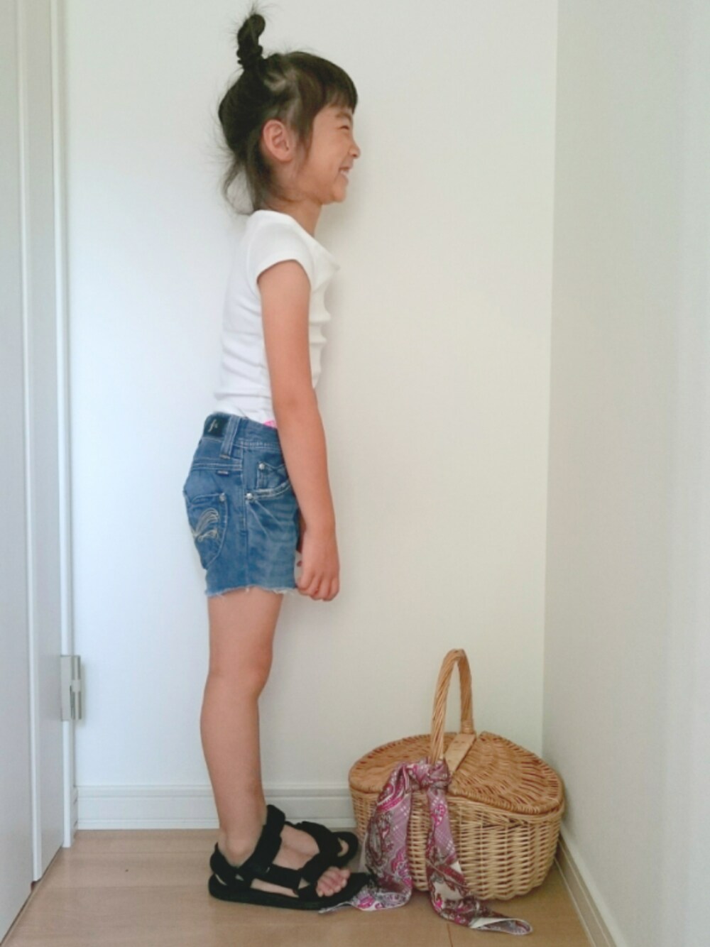 「夏コーデ、kids、キッズコーデ、おだんごヘアー、シンプル、ショートパンツ、スポーツサンダル、かごバッグ、スカーフ、ラフ」｜「studio CLIPのアイテム（かごバッグ、ブラウン系）」を使った、erimomoさん（キッズ・120cm）の夏コーディネートの1枚目の写真