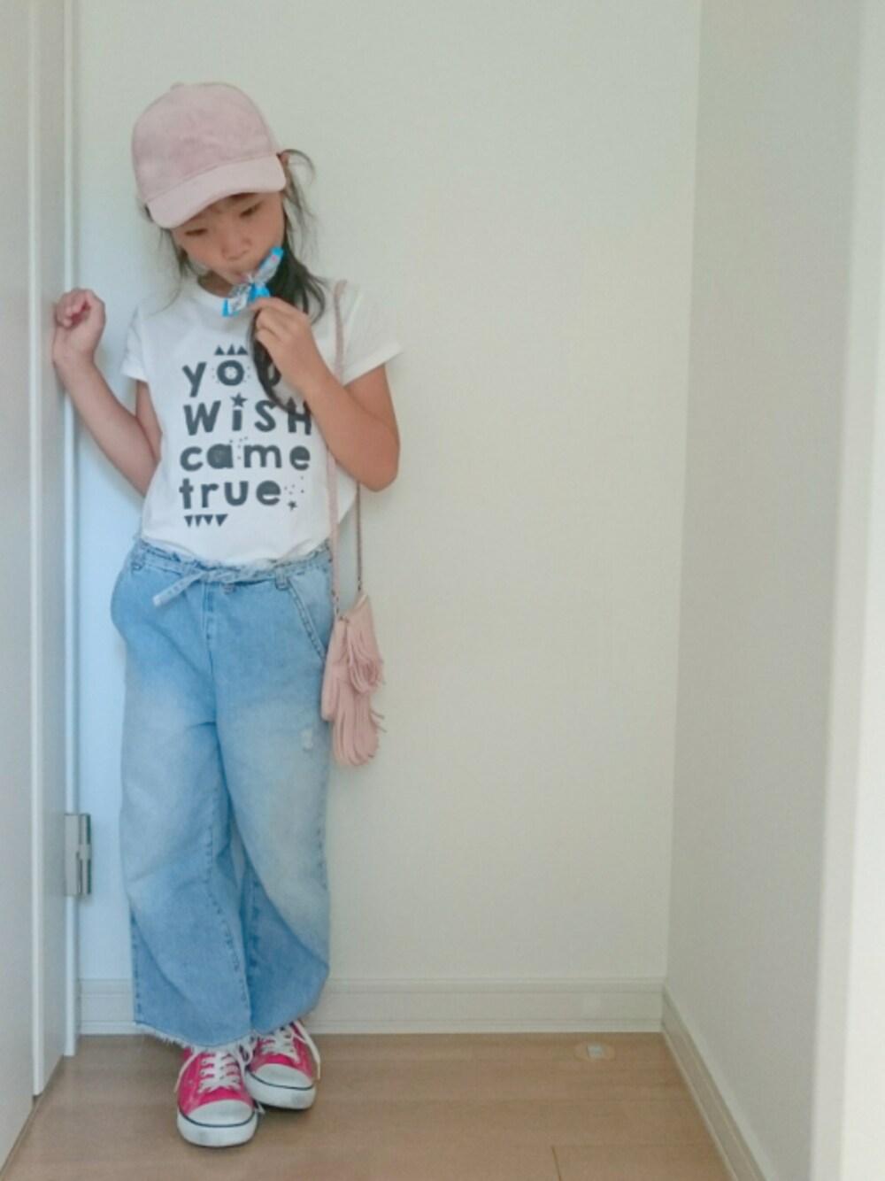 「ロゴT、kids、キッズコーデ、キャップ、ベロア、ピンク、Tシャツ、デニム、裾フリンジ、スニーカー」｜「CONVERSEのCONVERSE コンバース CHILD_ALL_STAR_RZ_OX  32513702(15-21) RED（スニーカー、レッド系）」を使った、erimomoさん（キッズ・120cm）の夏コーディネートの1枚目の写真