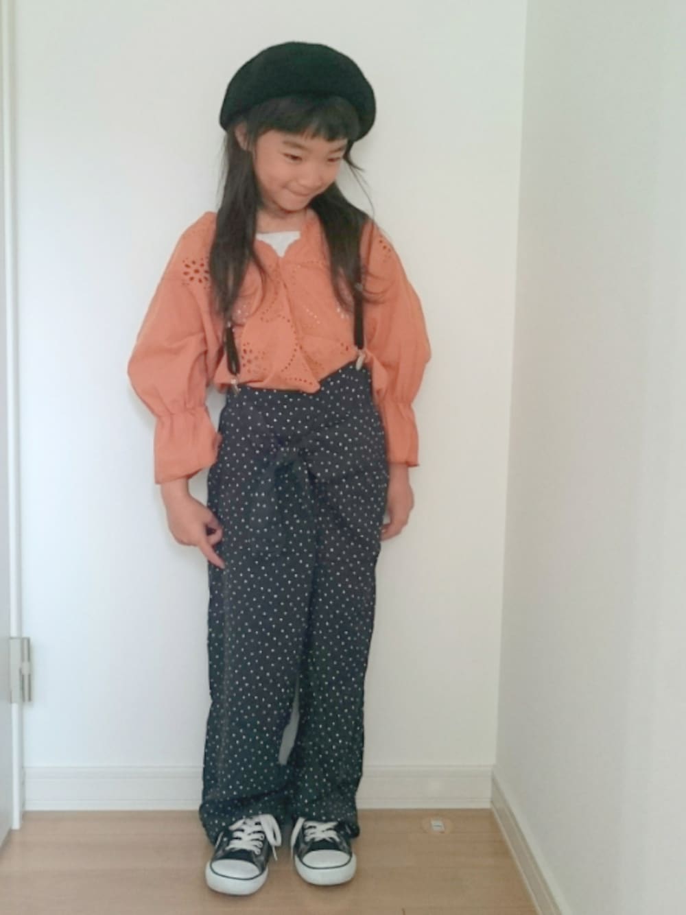 「kids、キッズコーデ、ベレー帽、スカラップ、秋のコーデ、ドット、サスペンダー、converse、コンバース、スニーカー」｜「CONVERSEのCONVERSE コンバース CHILD_ALL_STAR_RZ_OX  32513701(15-21) BLACK（スニーカー、ブラック系）」を使った、erimomoさん（キッズ・120cm）の秋コーディネートの1枚目の写真