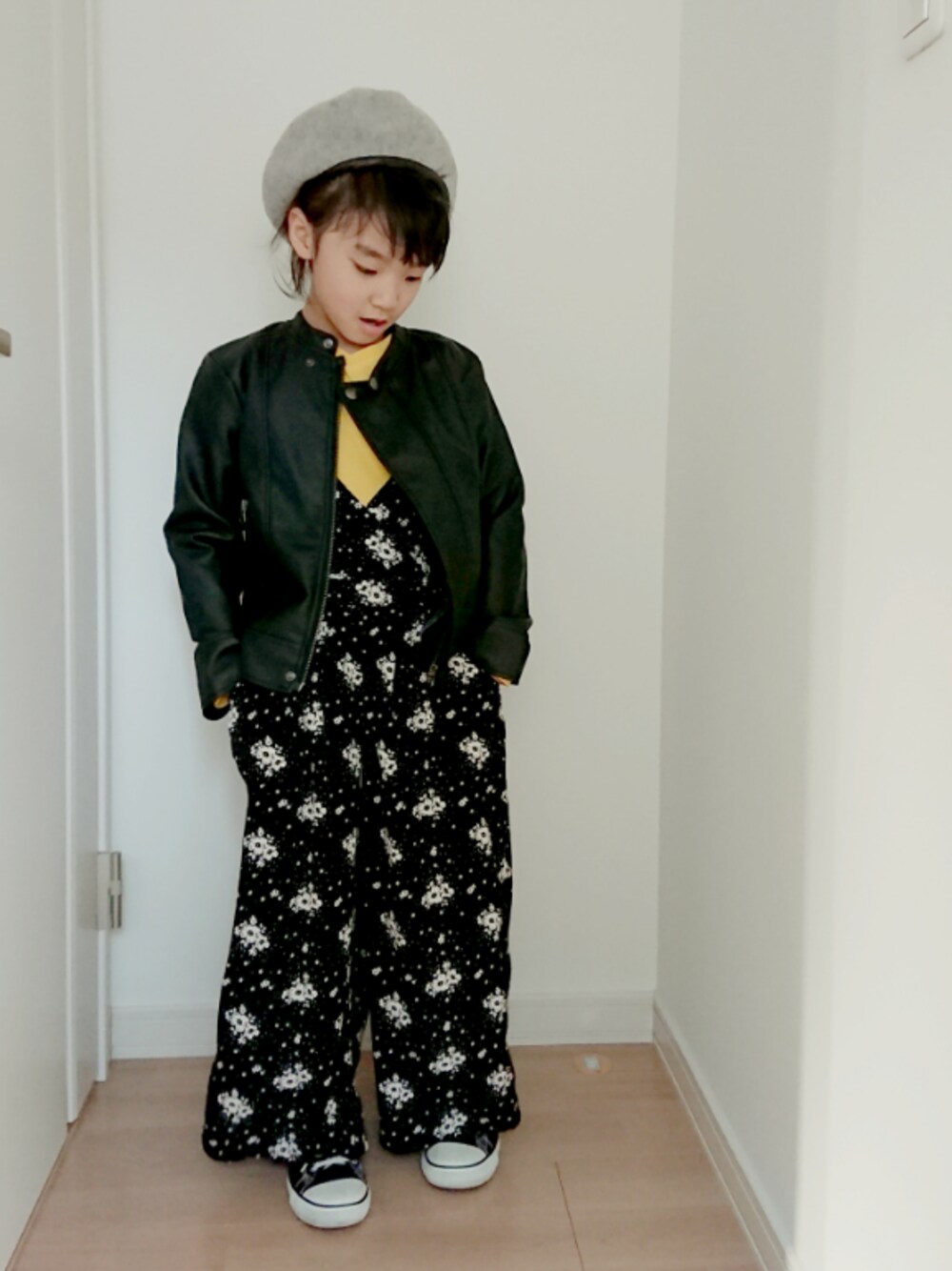 「kids、キッズコーデ、ベレー帽、ライダース、サロペット、花柄、イエロー、コンバース、スニーカー」｜「Right-onの【MPS】花柄オールインワン セットアップ（つなぎ/オールインワン、ブラック系）」を使った、erimomoさん（キッズ・123cm）の春コーディネートの1枚目の写真