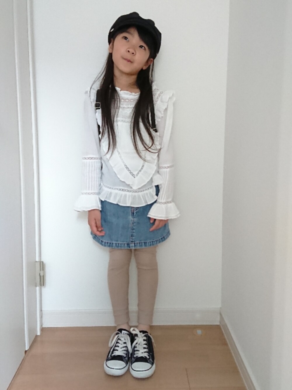 「kids、キッズコーデ、キャスケット、ブラウス、ZARA、休日スタイル、デニムスカート、リブレギンス、ベージュ、コンバース」｜「ZARA KIDSのアイテム（シャツ/ブラウス、ホワイト系）」を使った、erimomoさん（キッズ・123cm）の春コーディネートの1枚目の写真