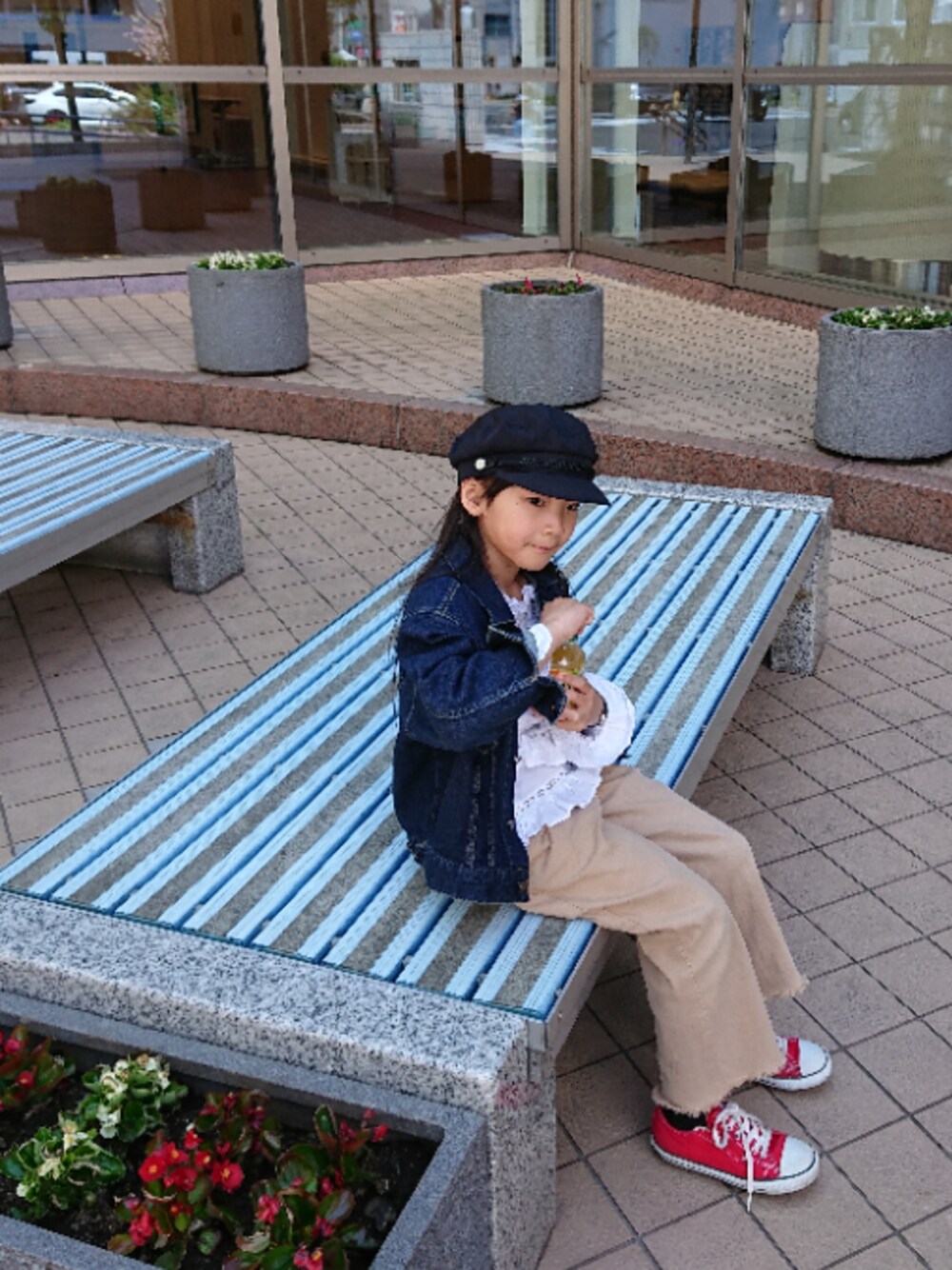 「kids、キッズコーデ、キャスケット、Gジャン、デニムジャケット、ブラウス、コンバース、converse」｜「CONVERSEのCONVERSE コンバース CHILD_ALL_STAR_RZ_OX  32513702(15-21) RED（スニーカー、レッド系）」を使った、erimomoさん（キッズ・123cm）の春コーディネートの1枚目の写真