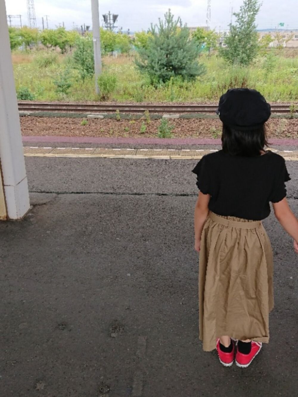 「kids、キッズコーデ、キャスケット、GU、前ボタンスカート、スニーカー、赤コンバース、夏のワントーンコーデ」｜「GLOBAL WORKの【キッズ】マエボタンフレアスカート/799800（スカート、ベージュ系）」を使った、erimomoさん（キッズ・125cm）の夏コーディネートの1枚目の写真
