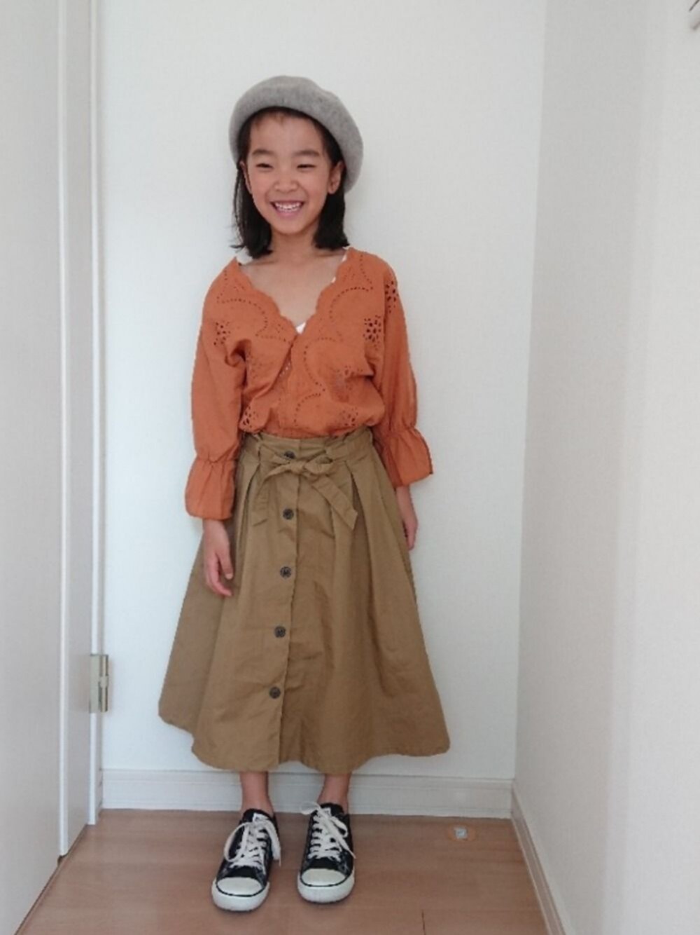 「kids、キッズコーデ、秋服準備はじめました、ベレー帽、トレンチスカート、スカラップ、秋色、コンバース、オシャレパッソ、PASSO」｜「CONVERSEのCONVERSE コンバース CHILD_ALL_STAR_RZ_OX  32513701(15-21) BLACK（スニーカー、ブラック系）」を使った、erimomoさん（キッズ・125cm）の秋コーディネートの1枚目の写真